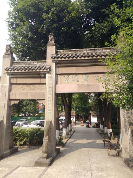 与小区一墙之隔的百花潭公园。