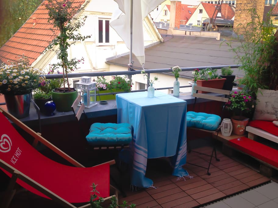 Unsere kleine Dach-Terrasse hat immer mindestens 2 Plätze frei und lädt zum Entspannen ein. :)