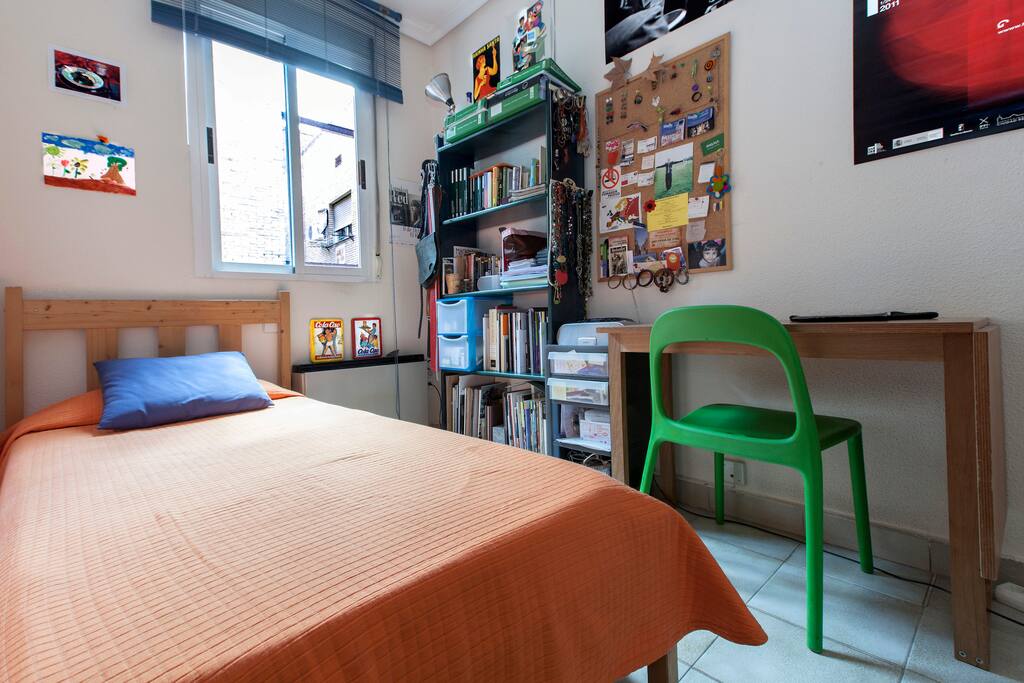 blue, orange, green, silence....shhhhh! sleep easy
small but cozy room