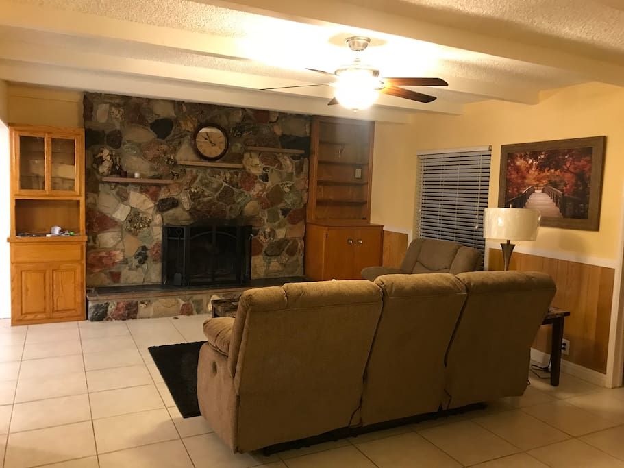 LIVING ROOM2 WITH FIREPLACE带壁炉的休闲客厅