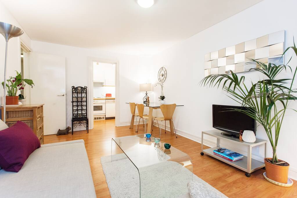 Spacious open floor plan lounge & dinging. Amazing Covent Garden accomodation
