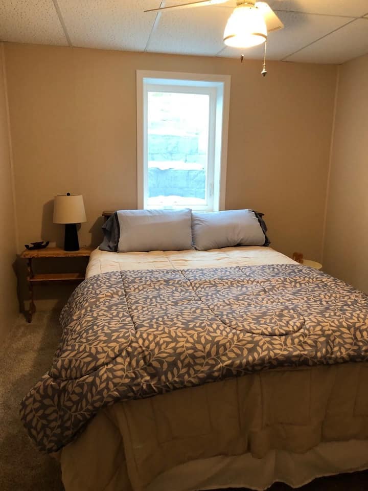 Spálňa na prízemí s manželskou posteľou Queen a ľahkým prístupom do kúpeľne s umývadlom