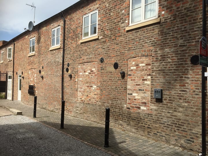 Modern Beverley town centre flat with parking Flats for Rent in