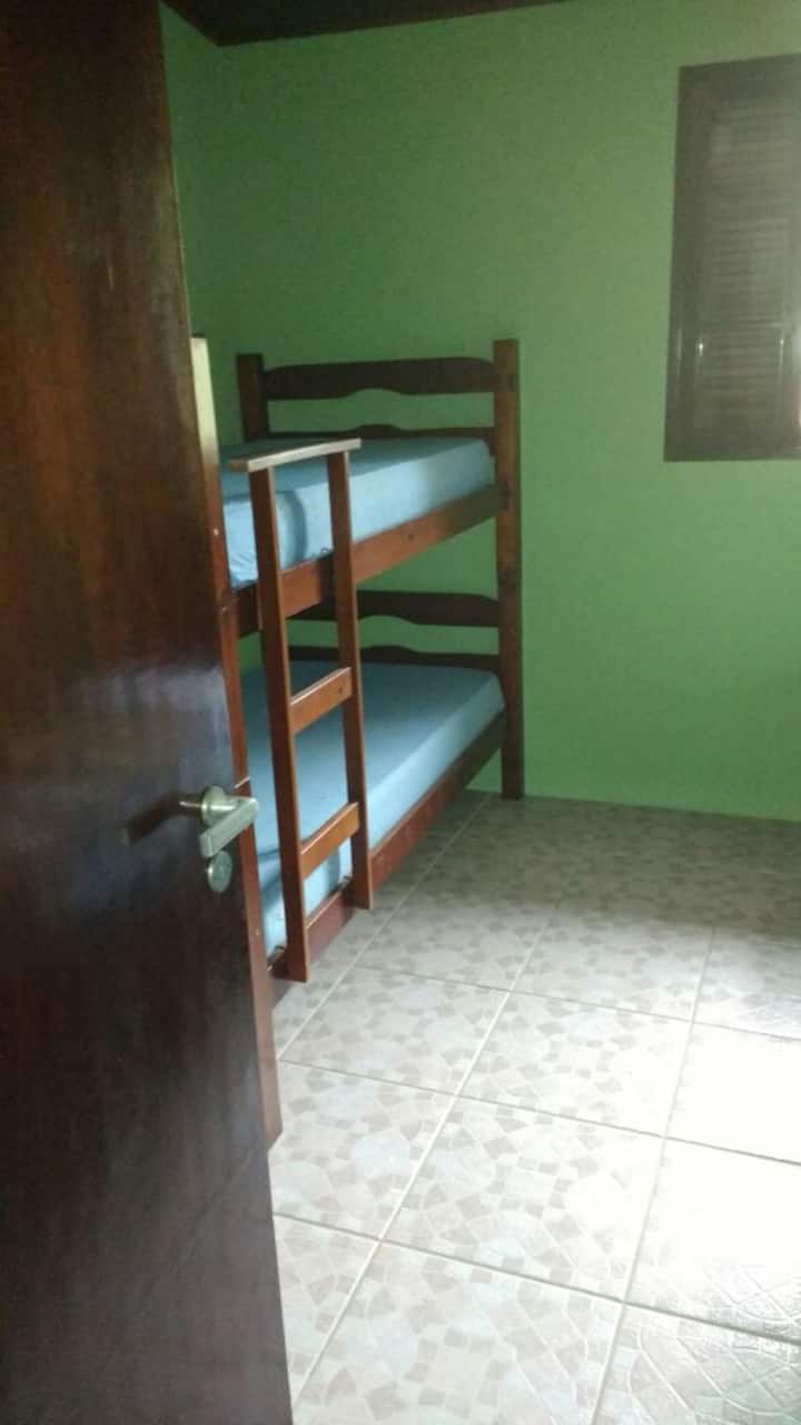 ห้องเดี่ยวพร้อมเตียงสองชั้นและเตียง
