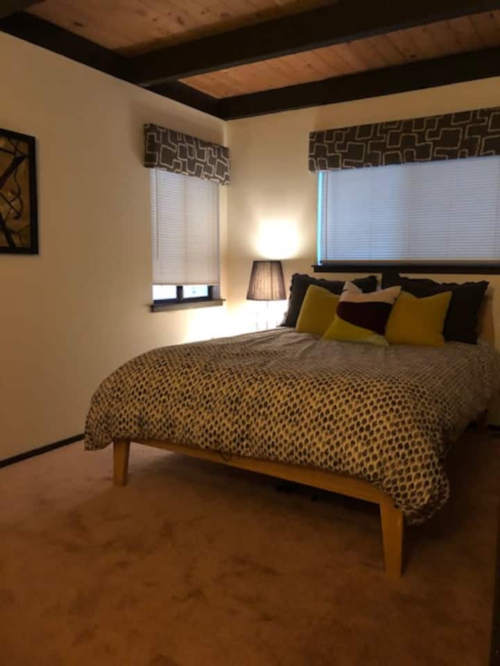 غرفة نوم في الطابق الرئيسي بسرير بحجم كبير