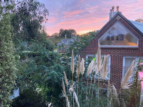 Spacious home, close to St Aubins, with hot tub