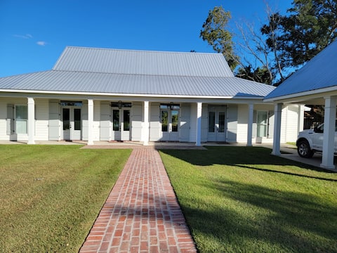 New, charming modern farmhouse on Cane River with amazing outdoor living area. 15 minute boat ride t