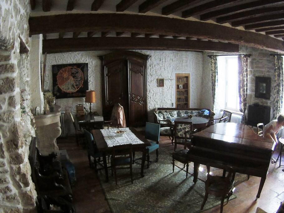 Autre point de vue du salon et piano