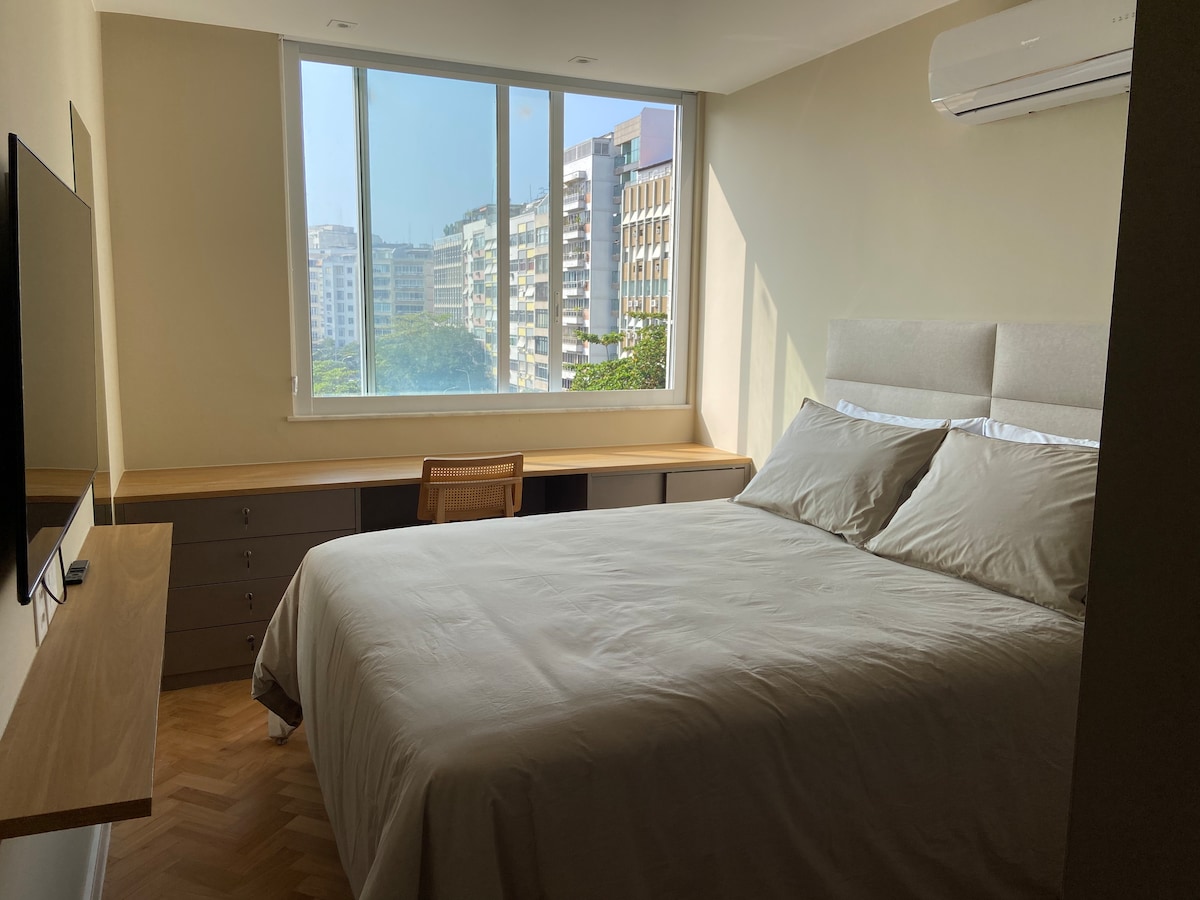 Suite principal, con vista panorámica a la plaza General Osorio y lados al mar.
Cama de alto padrao, tamaño queen.
Espacio cómodo para trabajar, frente a la ventana.
Tv qled Samsung 50".
Aire acondicionado dividido.
Armario planeado.