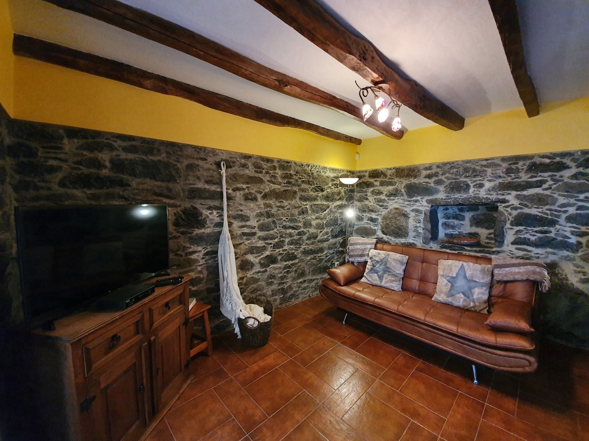 Top Airbnb: Typical house above the sea em Canhas