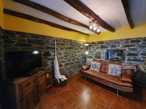 Top Airbnb: Typical house above the sea em Canhas