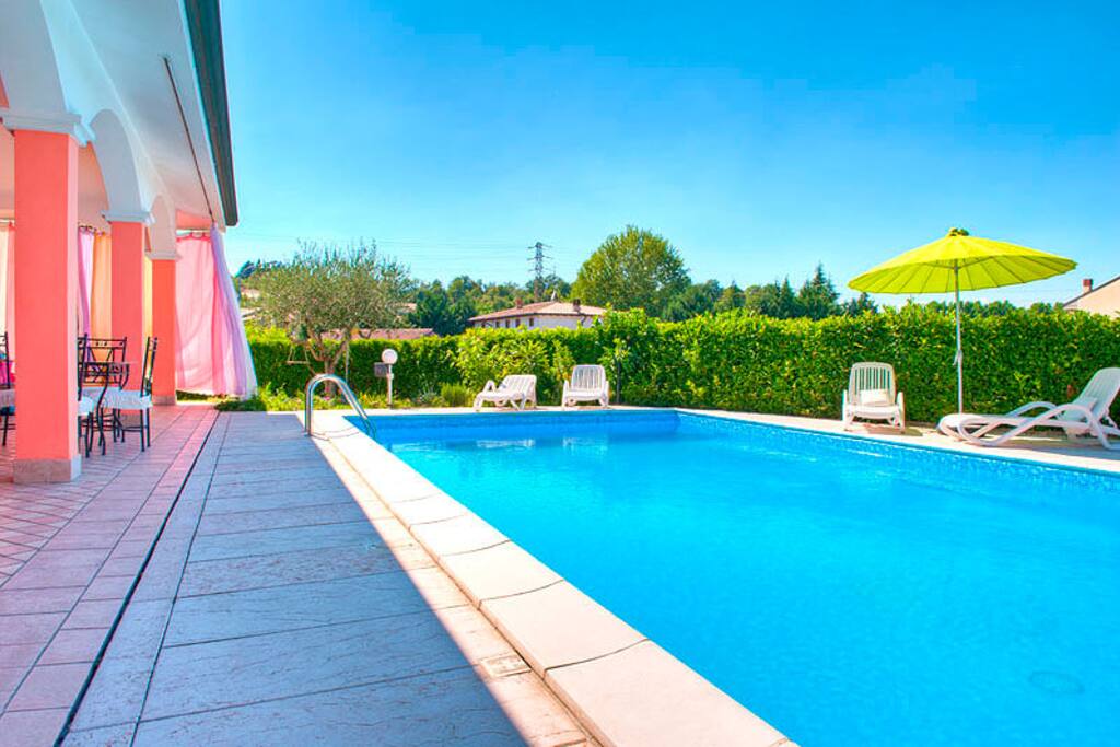La zona piscina (Vista 2)