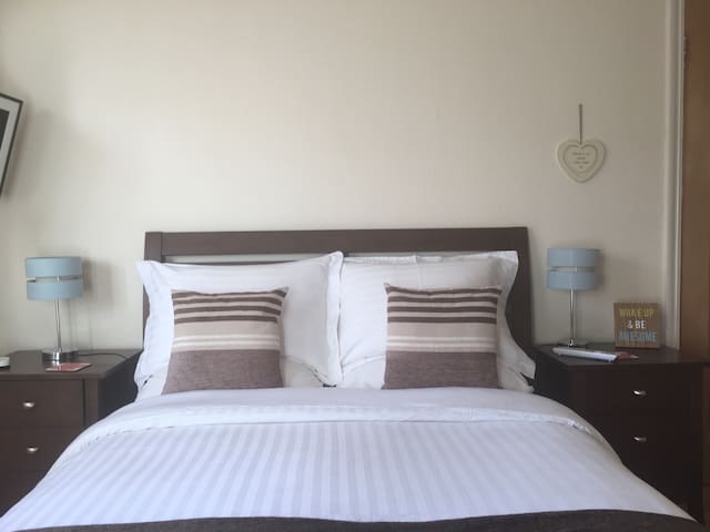 Double room. Breakfast/sky TV
Close to Uni & city