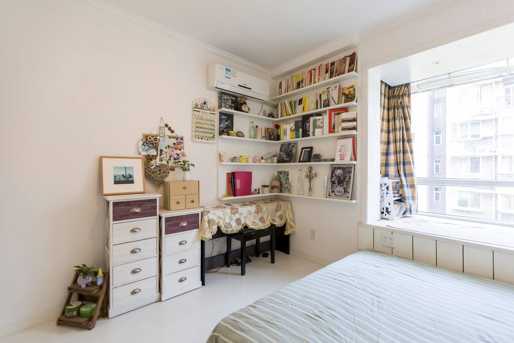 客房:书架,飘台,朝南光线足,电钢琴,书桌 Guest room: book shelf, window to the south, with tons of sunshine, electric piano, desk for work