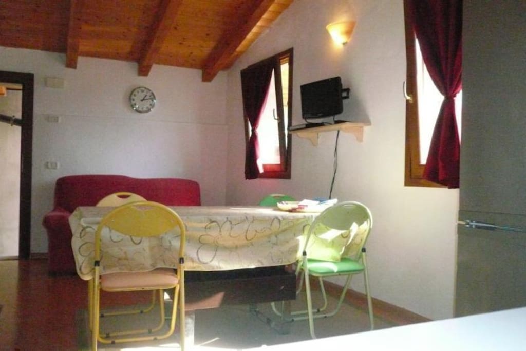 zona giorno - sala da pranzo e soggiorno