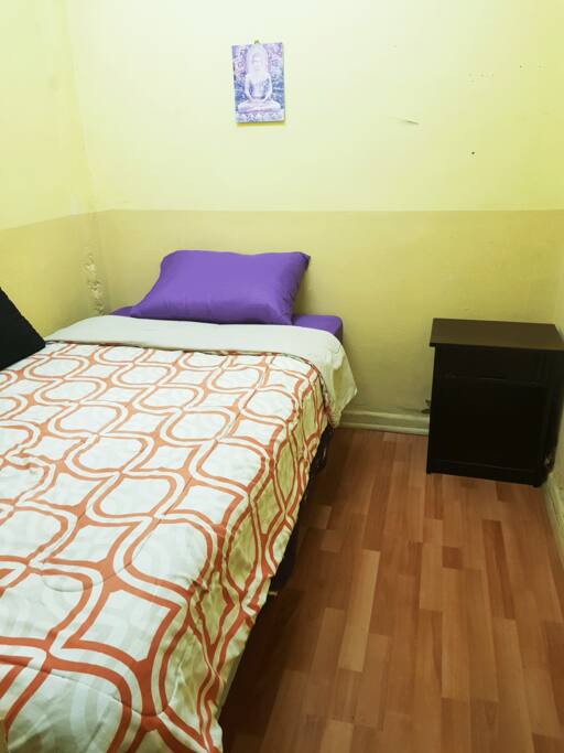 Habitación privada con espacio para guardar tus cosas y velador