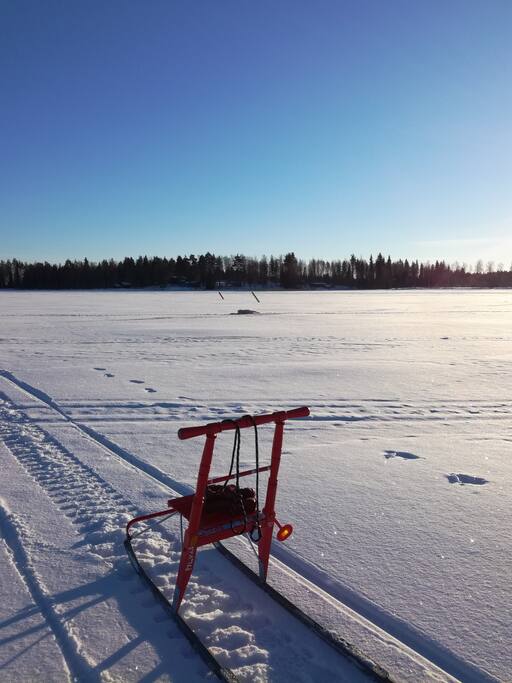 Talvella pääsee järvelle vaikka potkukelkalla.