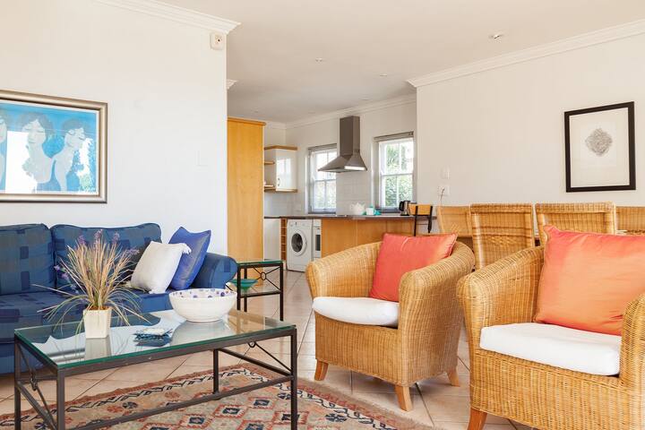 Ground Floor Apt, 2 bed,1 bath 3min walk to beach gallery image 2