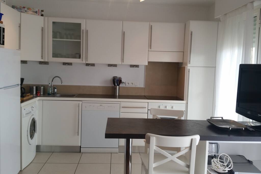 cuisine spacieuse, pratique et comme neuve, contient tout les éléments nécessaires.