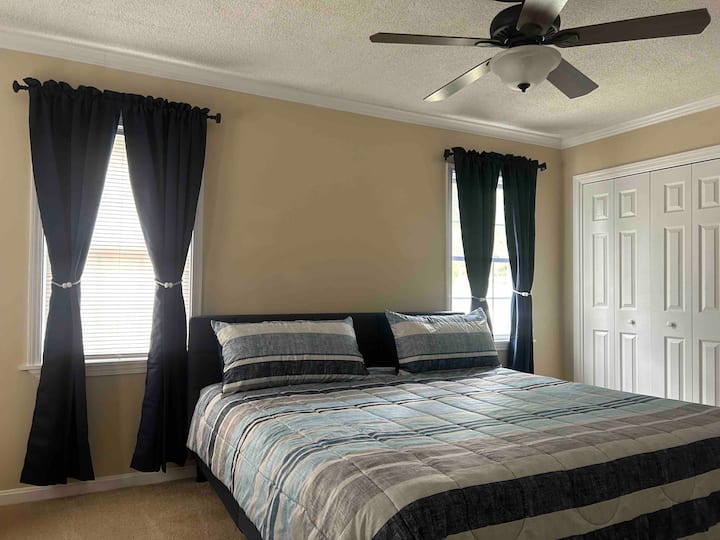 Chumba kikubwa cha kulala chenye vyumba viwili na kitanda cha mfalme!