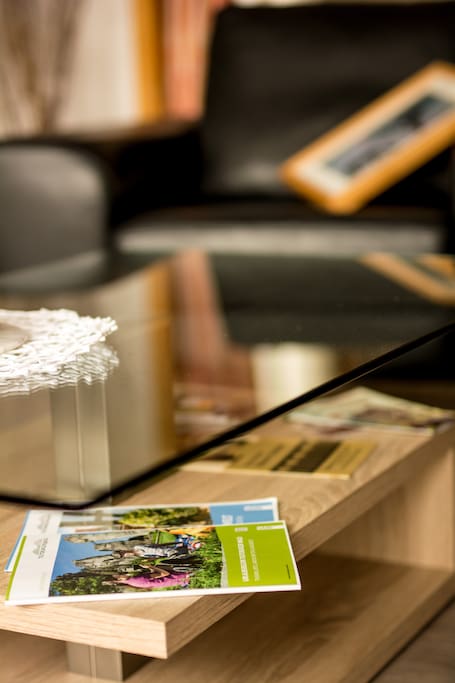 Wanderkarten im Wohnzimmer