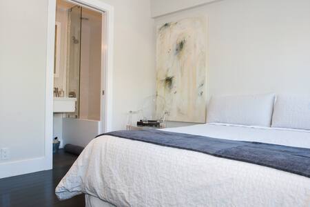 Bright Contemporary Urban Nest - บ้าน