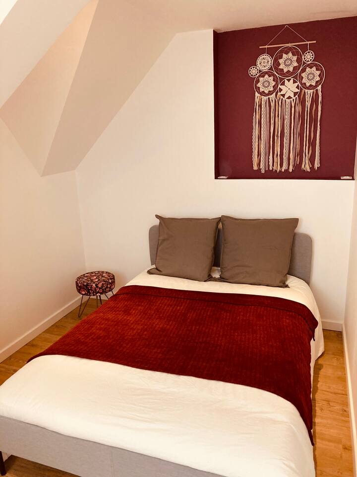 Bedroom

Bed 140 x 200 cm
A dresser