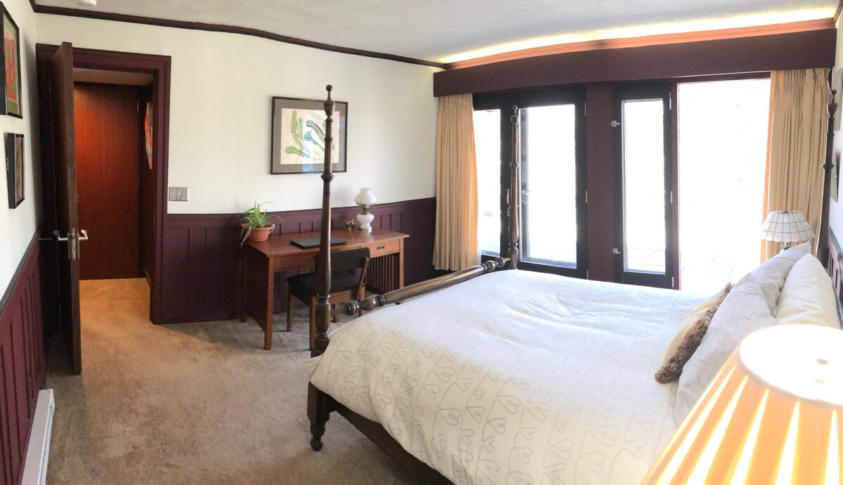 ผนังด้านหนึ่งเป็นกระจกทั้งหมดไปยังลานหินส่วนตัว