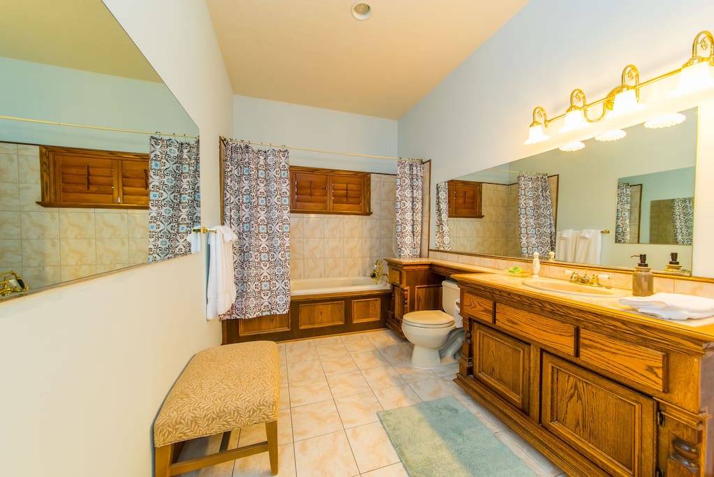 Paris Room: Bathroom Suite