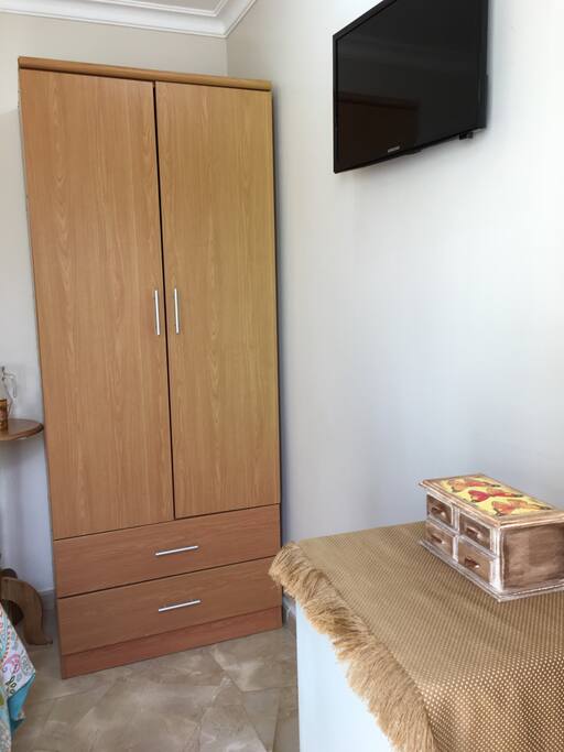 Closet, tv y minibar