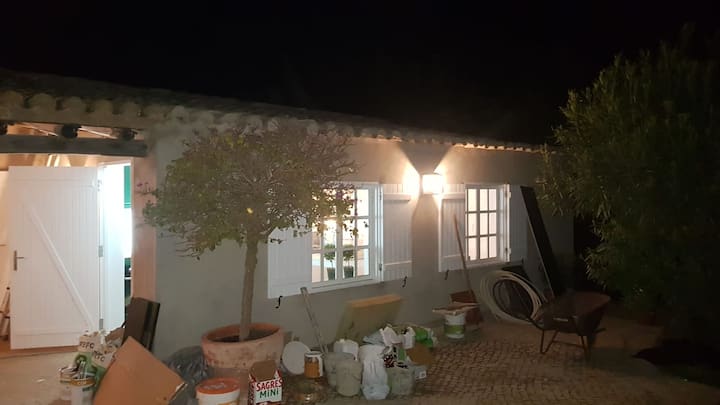 Apartament i ri pranë pishinës - kuzhinë, banjë, dhomë gjumi e dyfishtë. Përfundoi në dhjetor 2020. Përballë shtëpisë së vjetër të pishinës është shndërruar gjithashtu në një dhomë gjumi dhe banjë. Me 2 krevate IKEA Hemnes, ka 4 krevate tekë të përshtatshëm në dhomën e gjumit.