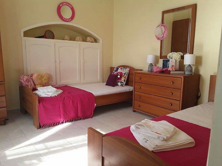 Dormitorio infantil: acogedor y soleado.