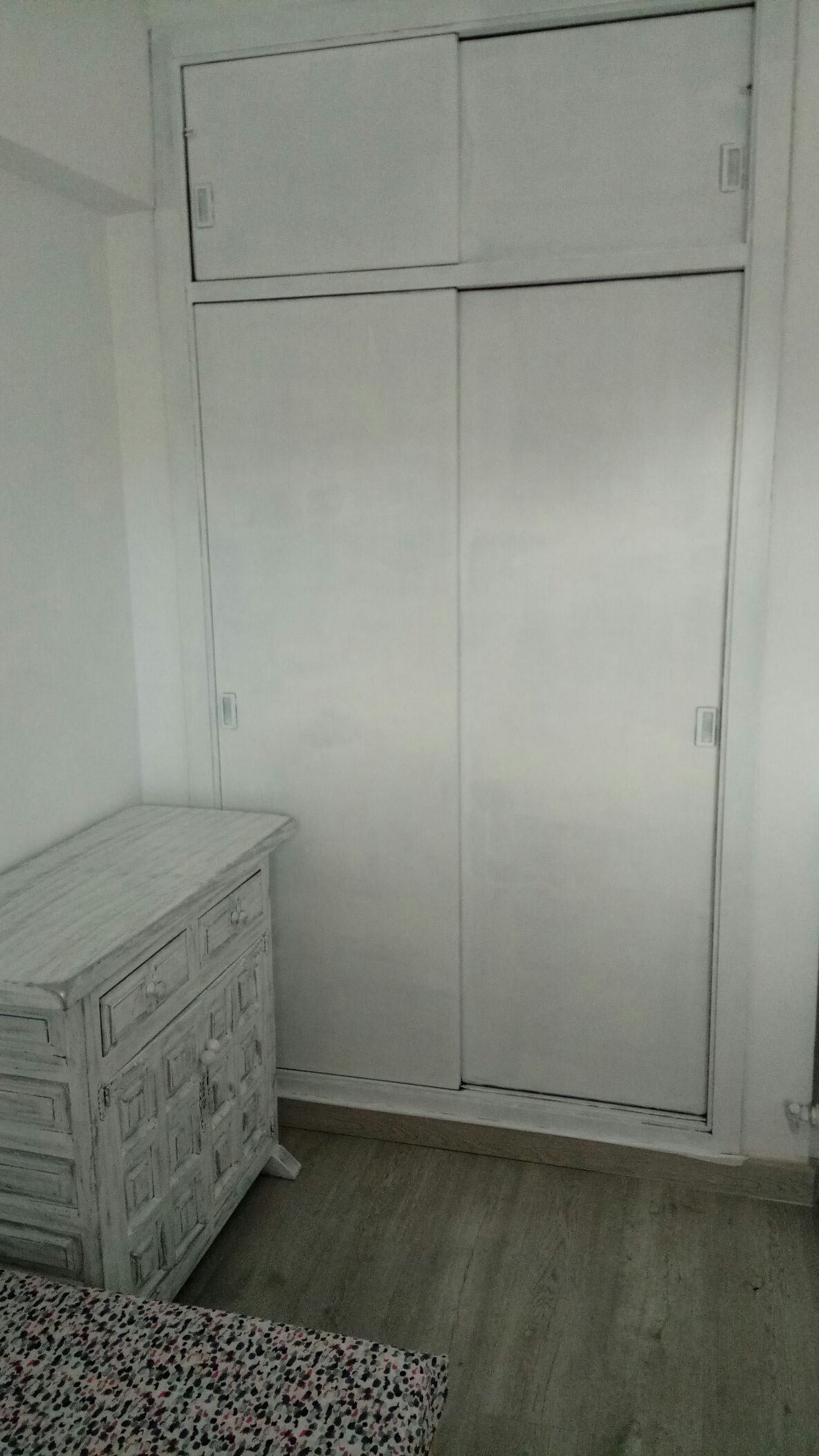 ארון בחדר השינה