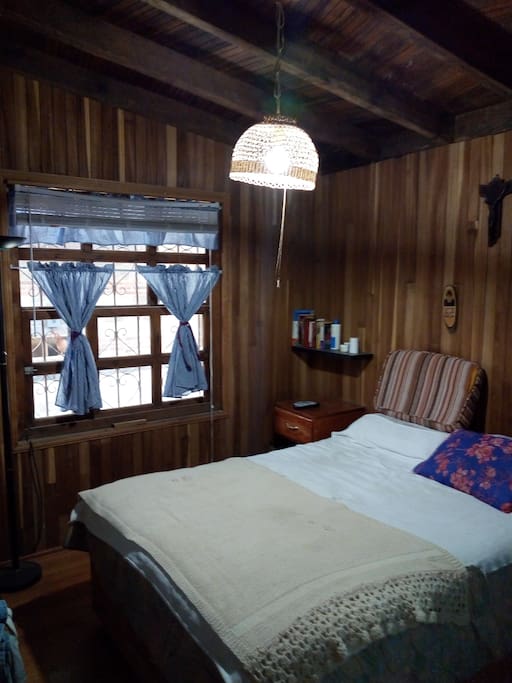 Habitación con cama matrimonial