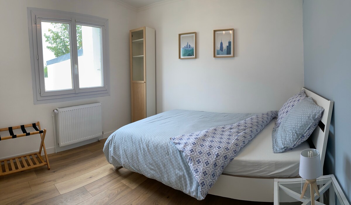 Modrá izba, manželská posteľ 140*200, veľká skriňa, malá skriňa a vešiak na batožinu. Rádiobudík s indukčnou nabíjačkou a Bluetooth