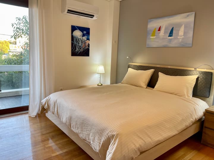 Master bedroom with King bed and en-suite bathroom, TV 