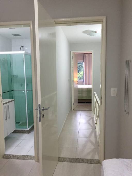 Quarto de solteiro com duas camas e armários
