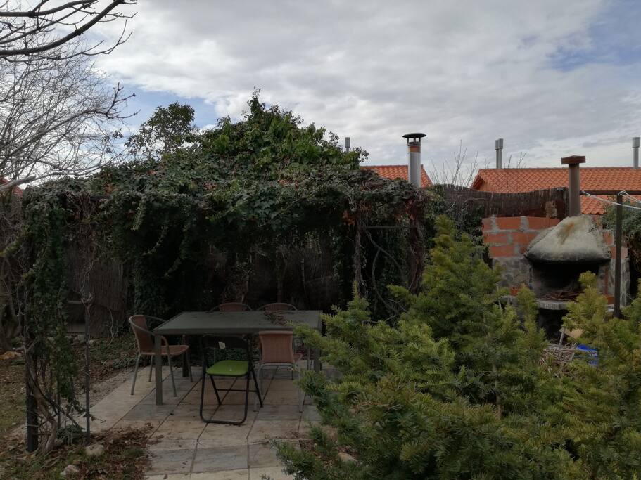 JARDIN CON CENADOR Y BARBACOA