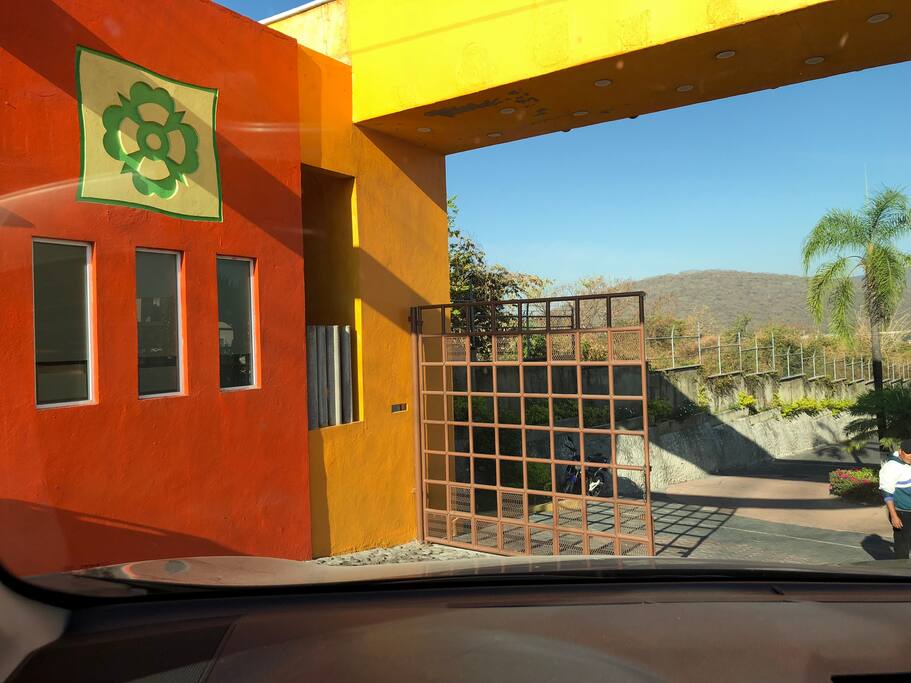 ENTRADA AL FRACCIONAMIENTO