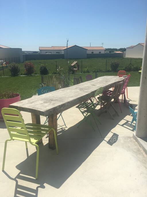 Grande table pour manger dehors