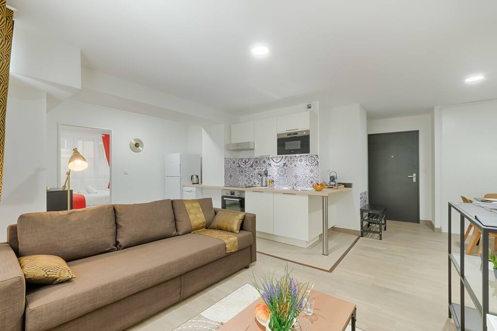 Le séjour avec cuisine ouverte toute équipée / The living room with an open kitchen fully equipped