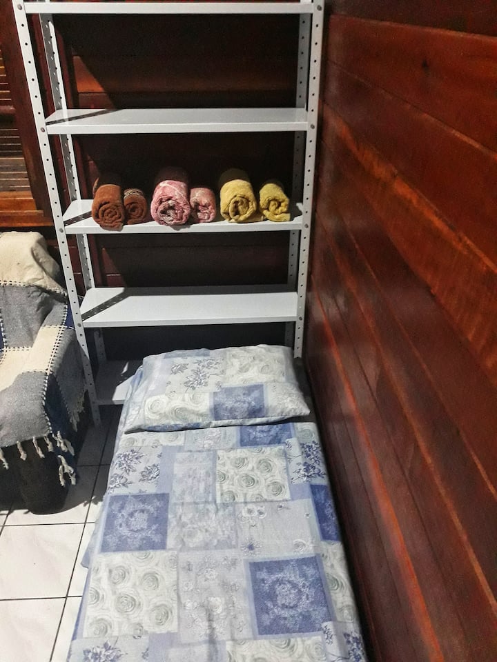 Espacio para tres personas.
Con cama matrimonial y cama individual.