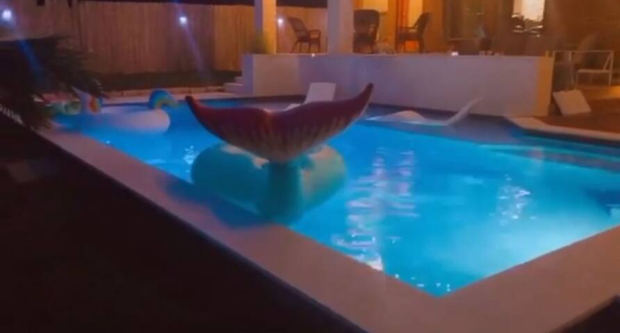 Private Domain house with backyard Oasis gallery image 4