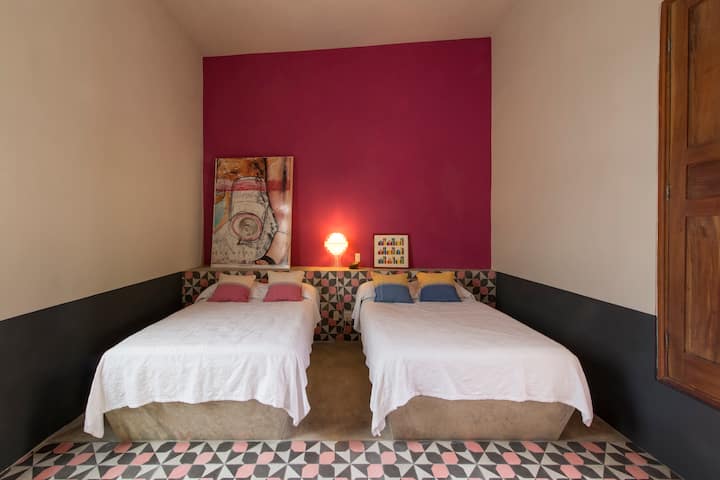 חדר ורוד, 2 מיטות בגודל מלא 