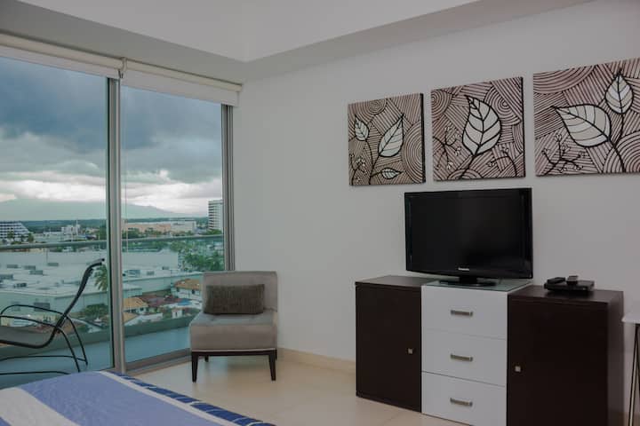 חדר שינה ראשי עם מסך LCD וכבלים