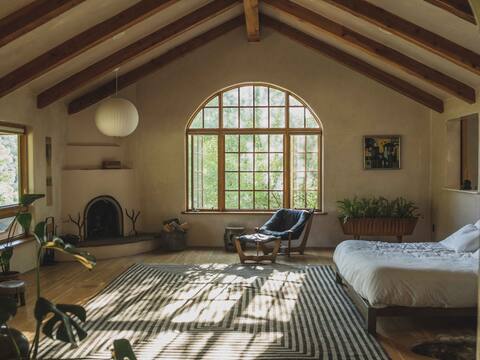 Many Feathers Ranch: 8000 sqft on the Rio Hondo
