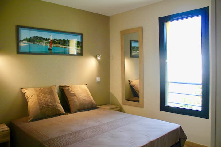 Spálňa s posteľou 160 cm s veľkým šatníkom, šatníkom a policami