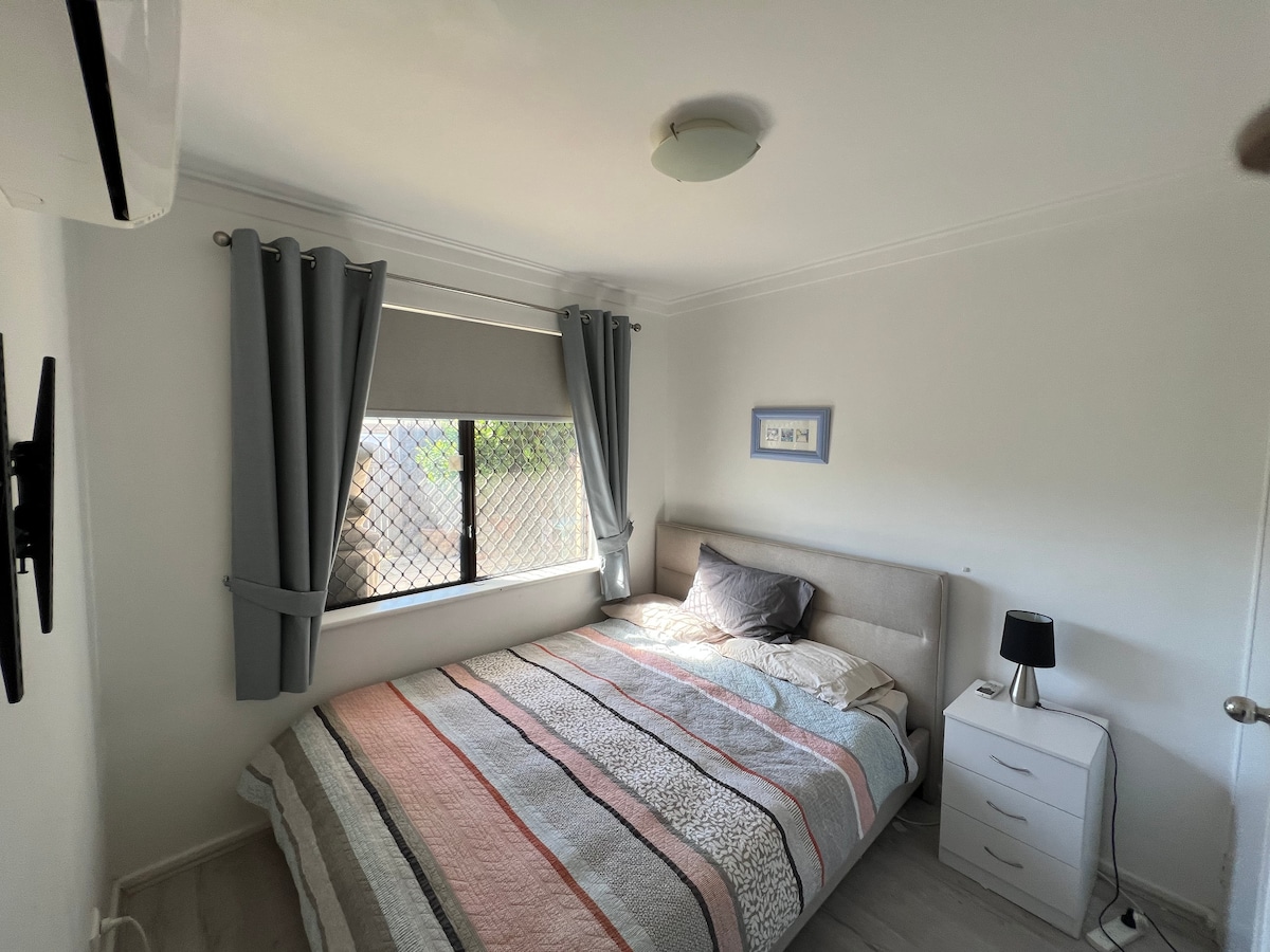 חדר שינה שני. מיטת קווין עם טלוויזיה.