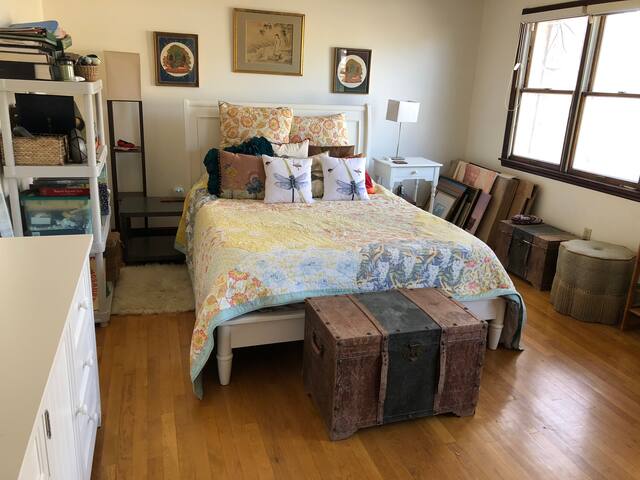 Quiet, Walkable Suburban Retreat near NYC