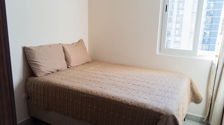 ห้องรองที่มีสิ่งอำนวยความสะดวกครบครันพร้อมเตียงควีนไซส์สะดวกสบายและวิวที่ยอดเยี่ยม

ห้องนอนรองมีอุปกรณ์ครบครันสะดวกสบายด้วยเตียงขนาดควีนไซส์และวิวที่ยอดเยี่ยม